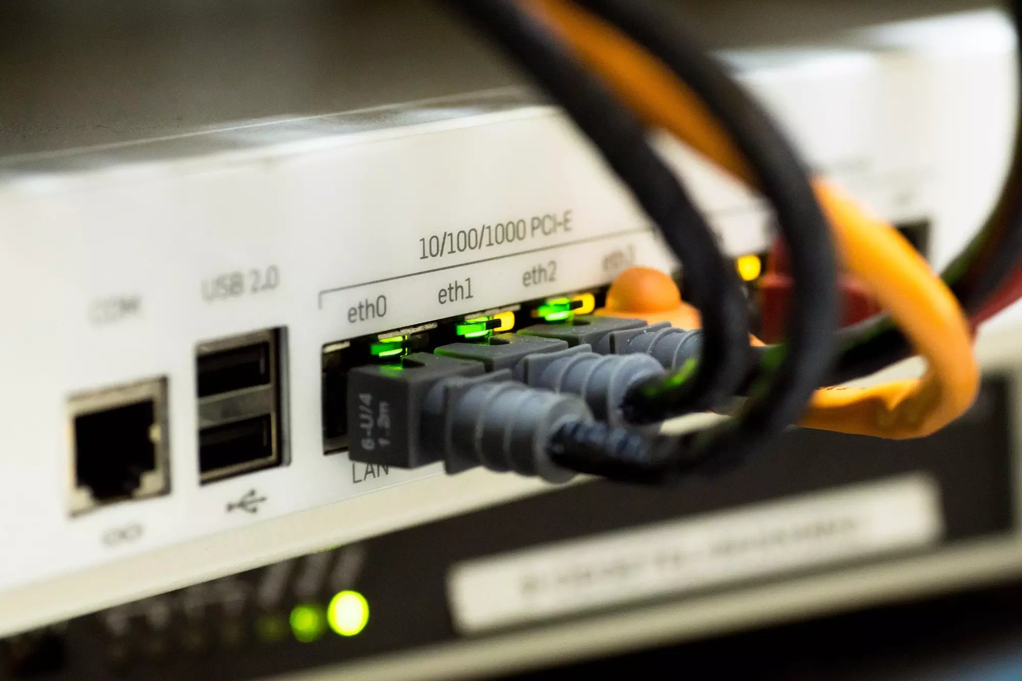 Vue sur des câbles pour l’accès à internet