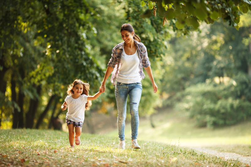 Nantes Nord – Une mère et sa fille se promènent dans un parc