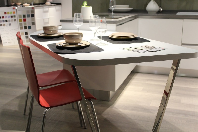 Aménager un studio à Nantes – Petite table à déjeuner design et ses chaises rouges