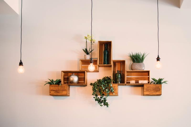 Aménager un studio à Nantes – Caisses en bois et petites plantes pour décorer le studio