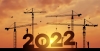 Urbanisme à Nantes - Des grues et des ouvriers sur en train de poser les nombres 2022 au coucher de soleil