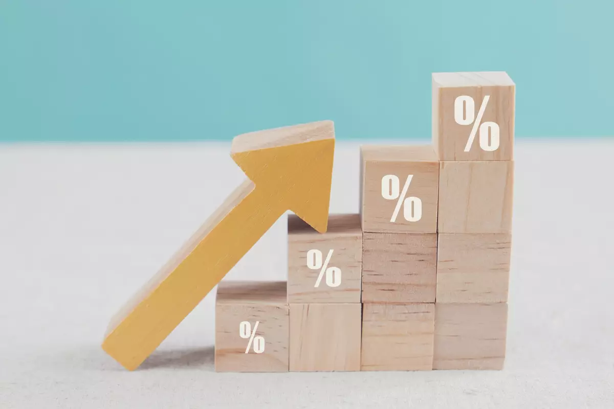 Revente appartement neuf avant 5 ans –PIle de cube en bois et flèche montante en bois illustrant le concept d’augmentation de prix