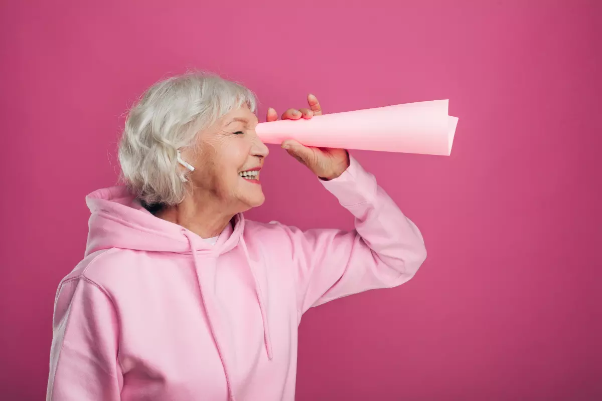 Qui est concerné par la déclaration des revenus fonciers ? femme senior tenant une longue vue rose