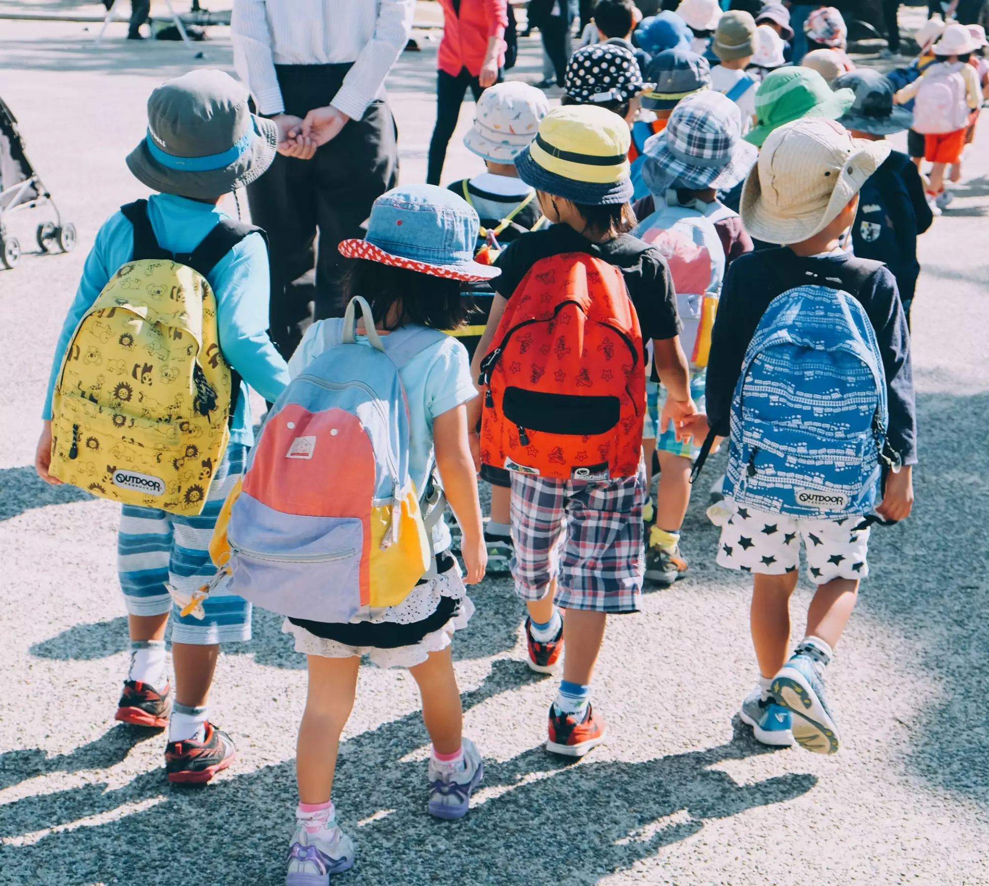 Un groupe d’enfants en sortie scolaire en été