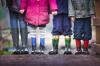 Meilleures écoles Nantes – Quatre enfants en tenue de pluie alignés