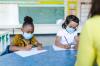 Meilleures écoles Nantes – Deux petites filles suivant une leçon à l’école