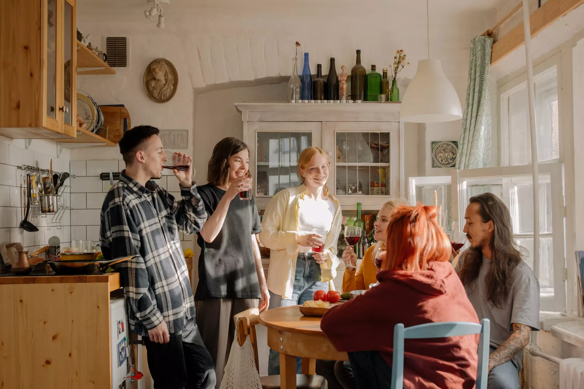 des colocataires partage un moment de convivialité dans la cuisine