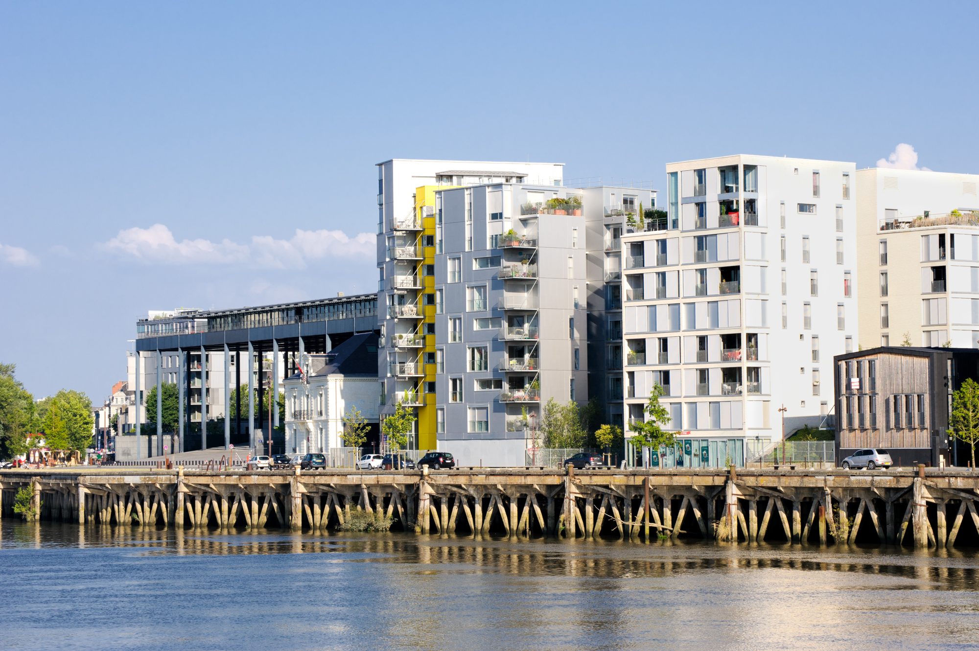 Immeubles modernes sur les bords de la Loire à Nantes