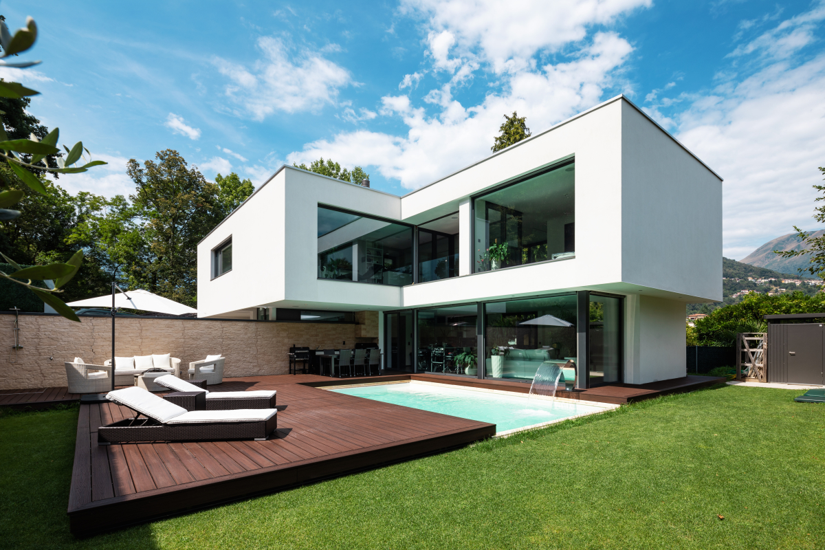 aménagement jardin maison neuve – une terrasse de bois, une piscine et une maison
neuve de vaste surface