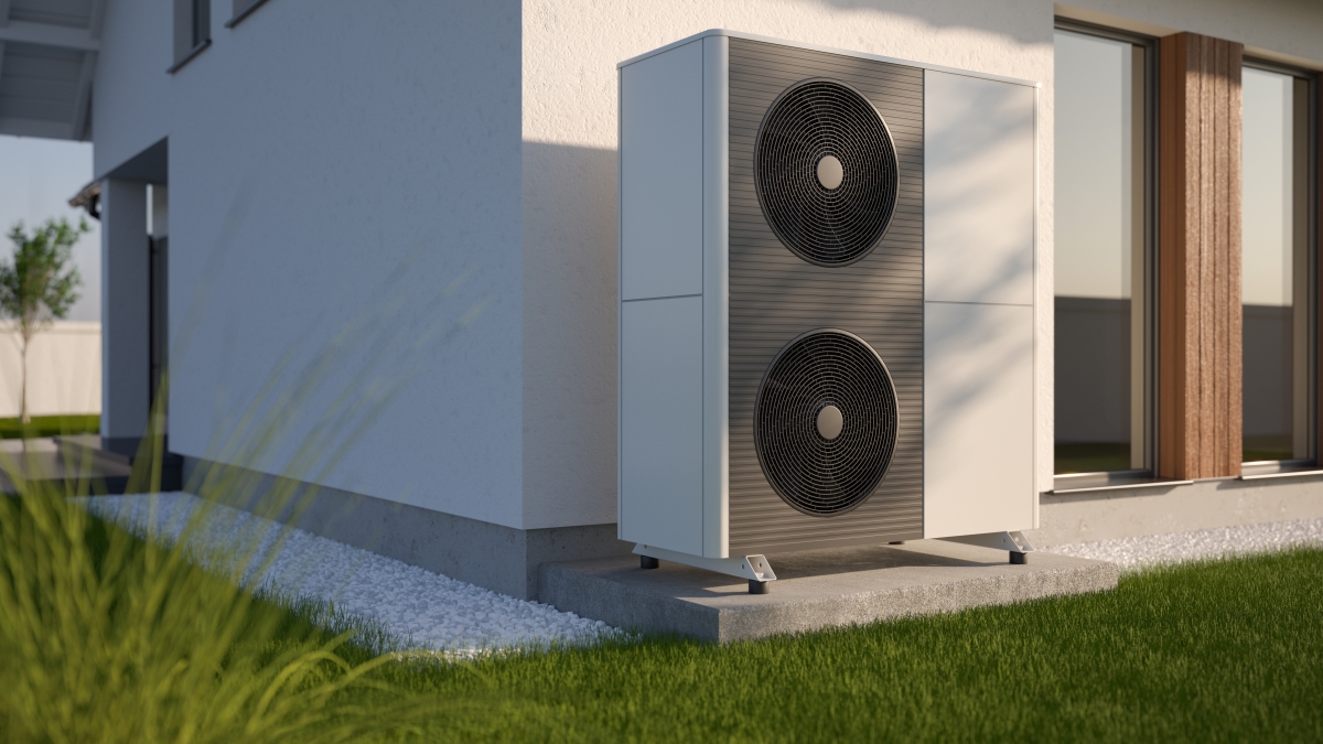 Chauffage écologique - Une pompe à chaleur à air installé à l’extérieur d’une maison