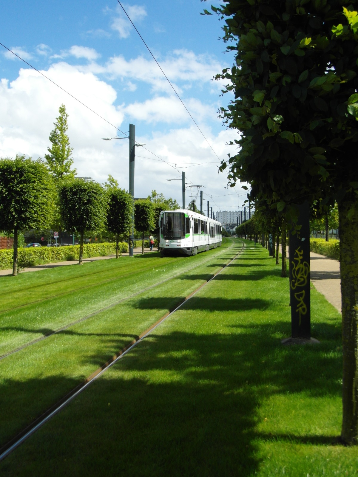 Pinel Nantes – Un tramway de la ligne 3 en marche à Orvault