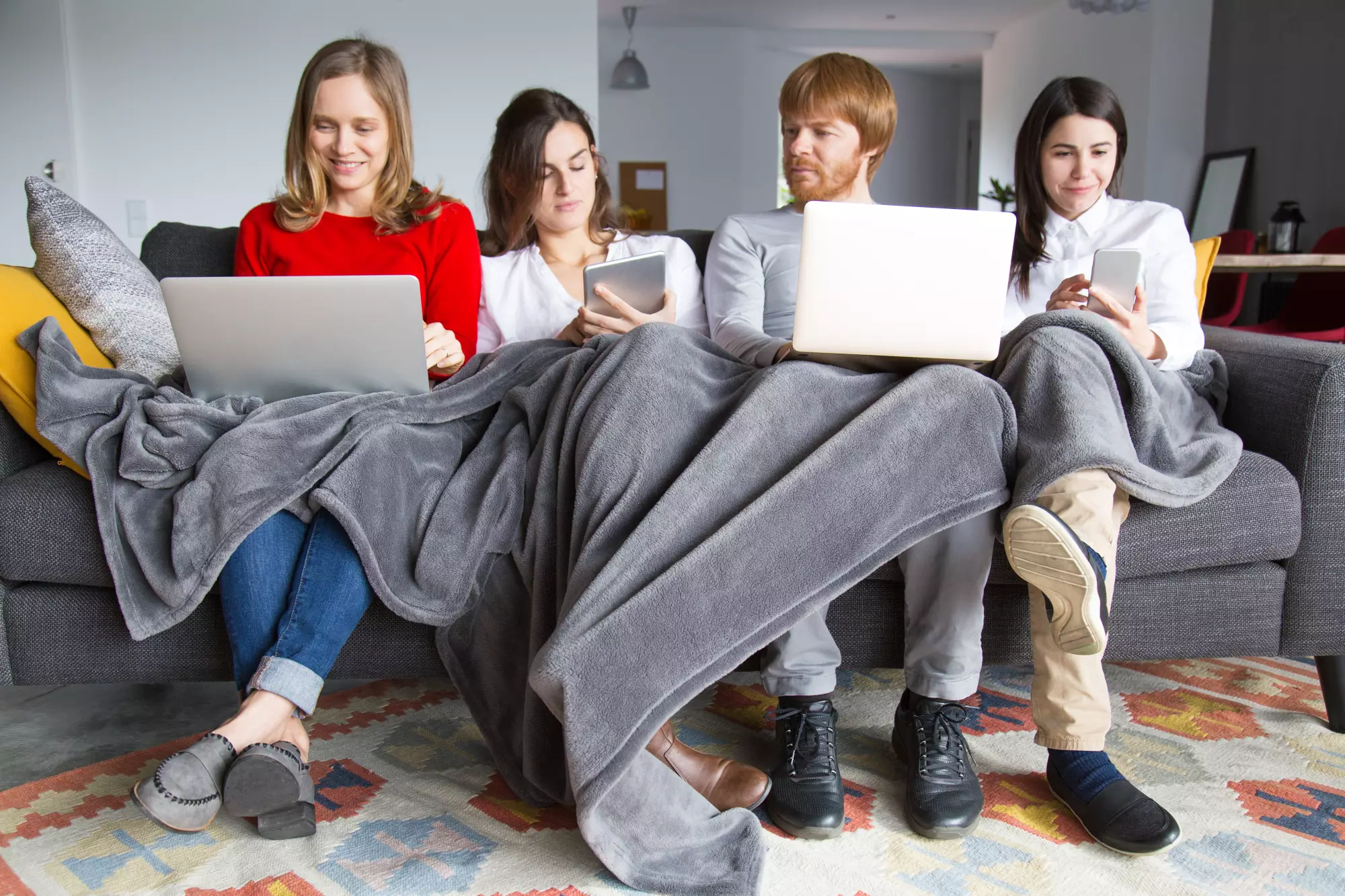 des étudiants locataires de résidences étudiante avec service sur un sofa