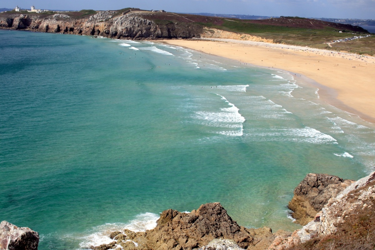 maison côte atlantique – Vue aérienne de falaises et d’une plage de la côte atlantique