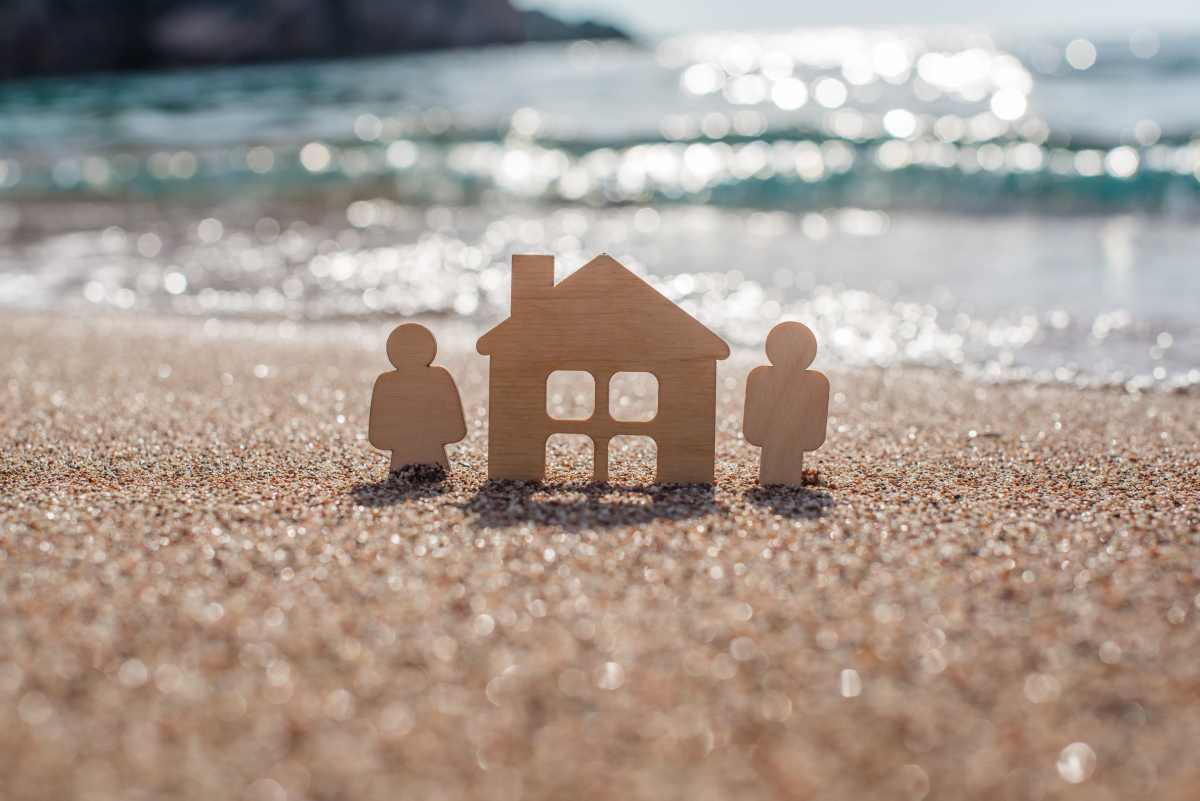 maison côte atlantique – Figurines en bois d’une maison et d’un couple posées sur une plage