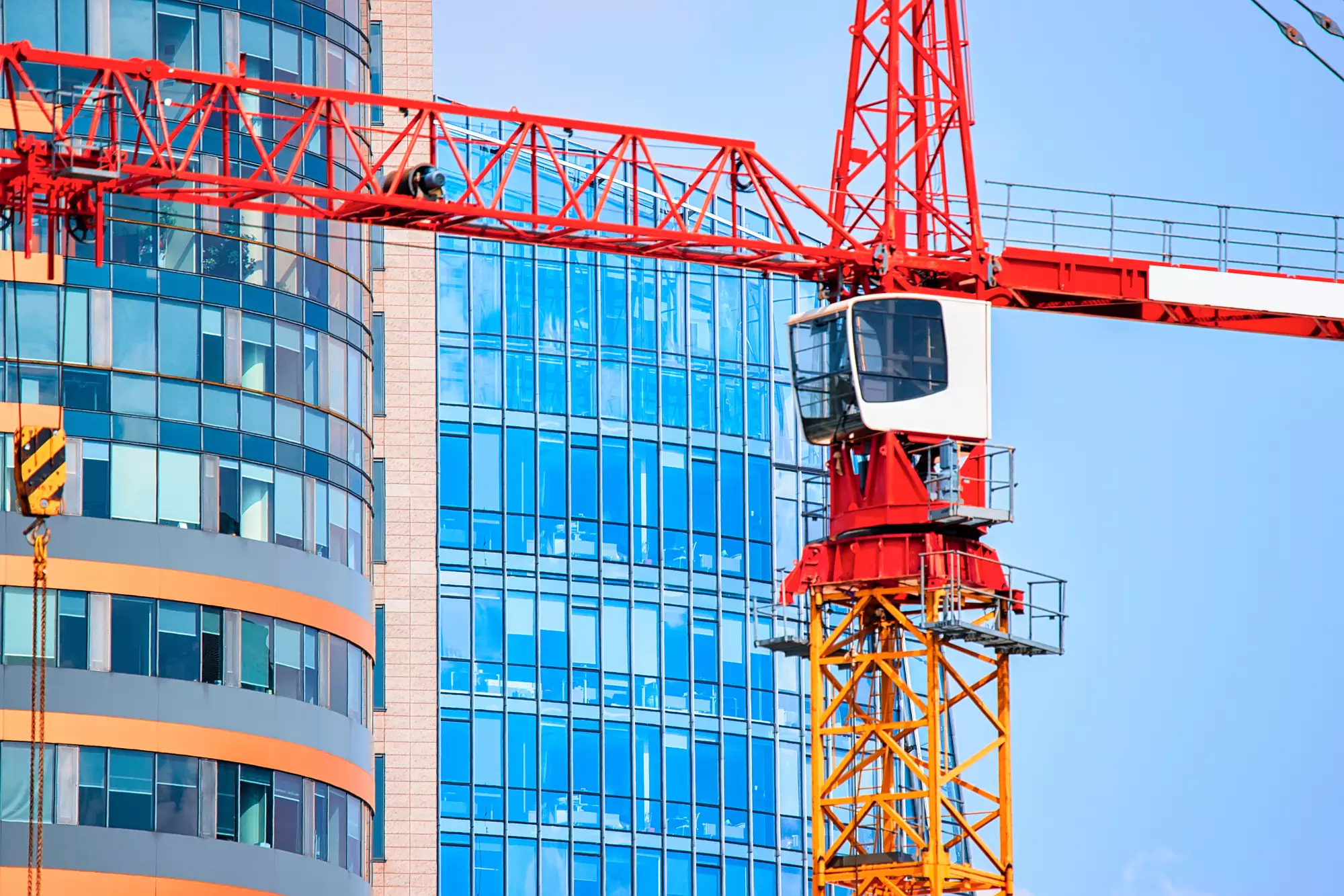 Photo rapprochée d'une grue de chantier