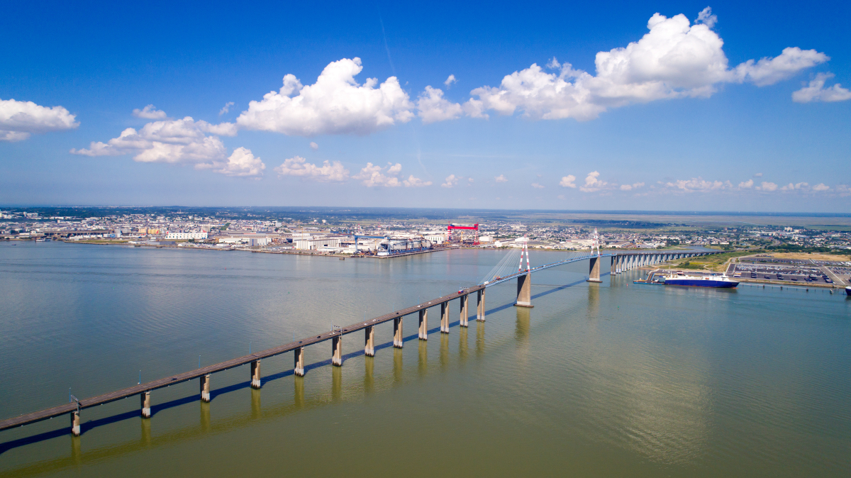 Immobilier neuf Nantes – Vue aérienne du pont de Saint-Nazaire avec la ville en arrière plan