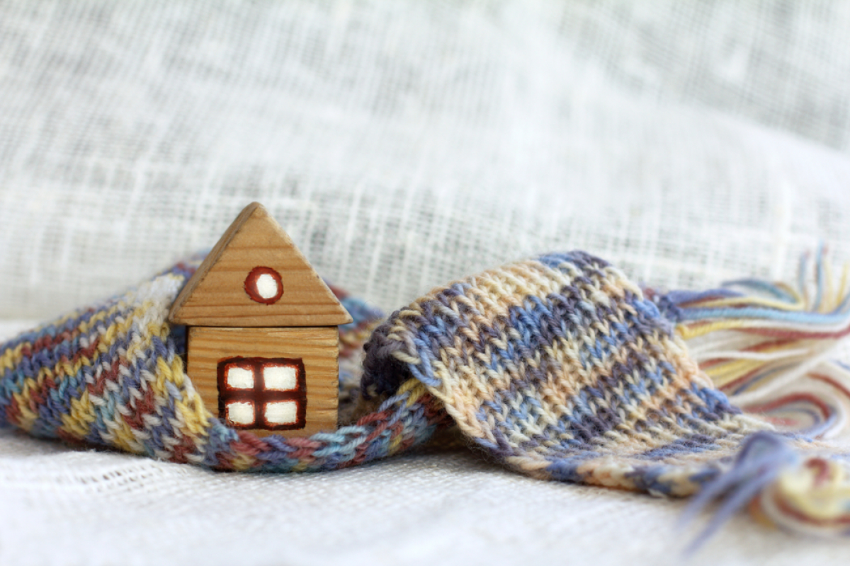  Audit énergétique 2023 – Une maison miniature enveloppée d’une écharpe en laine 