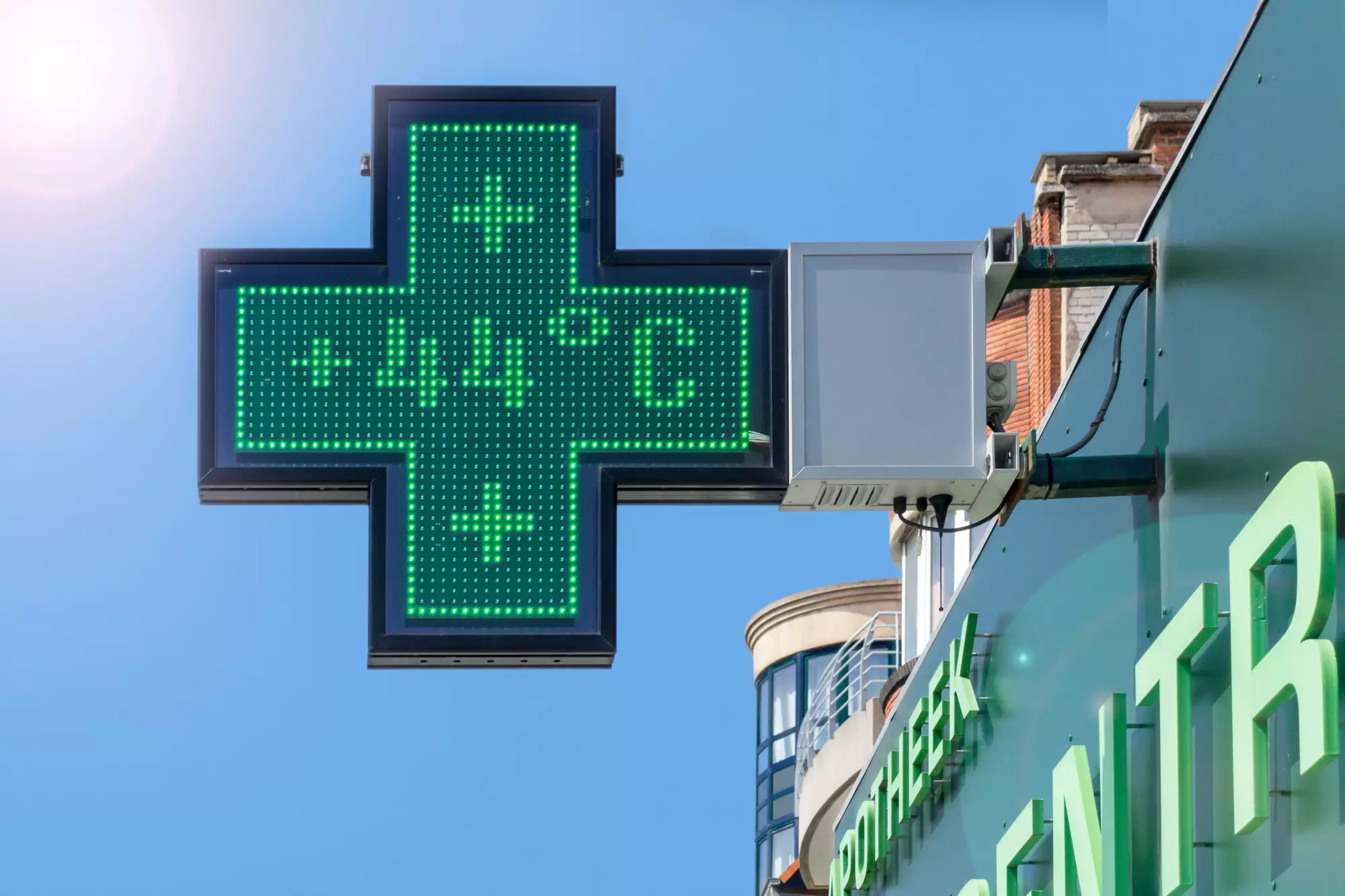 Thermomètre d'une pharmacie affichant 44° en ville