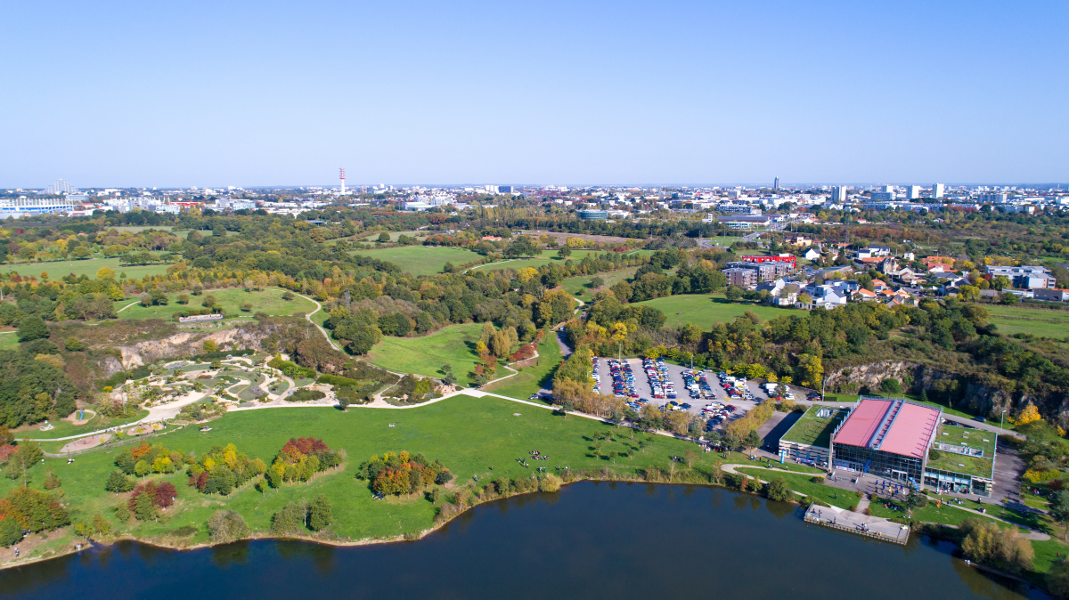 Immobilier neuf Saint-Herblain – Vue aérienne du Parc de La Carrière et de son lac à Saint-Herblain 