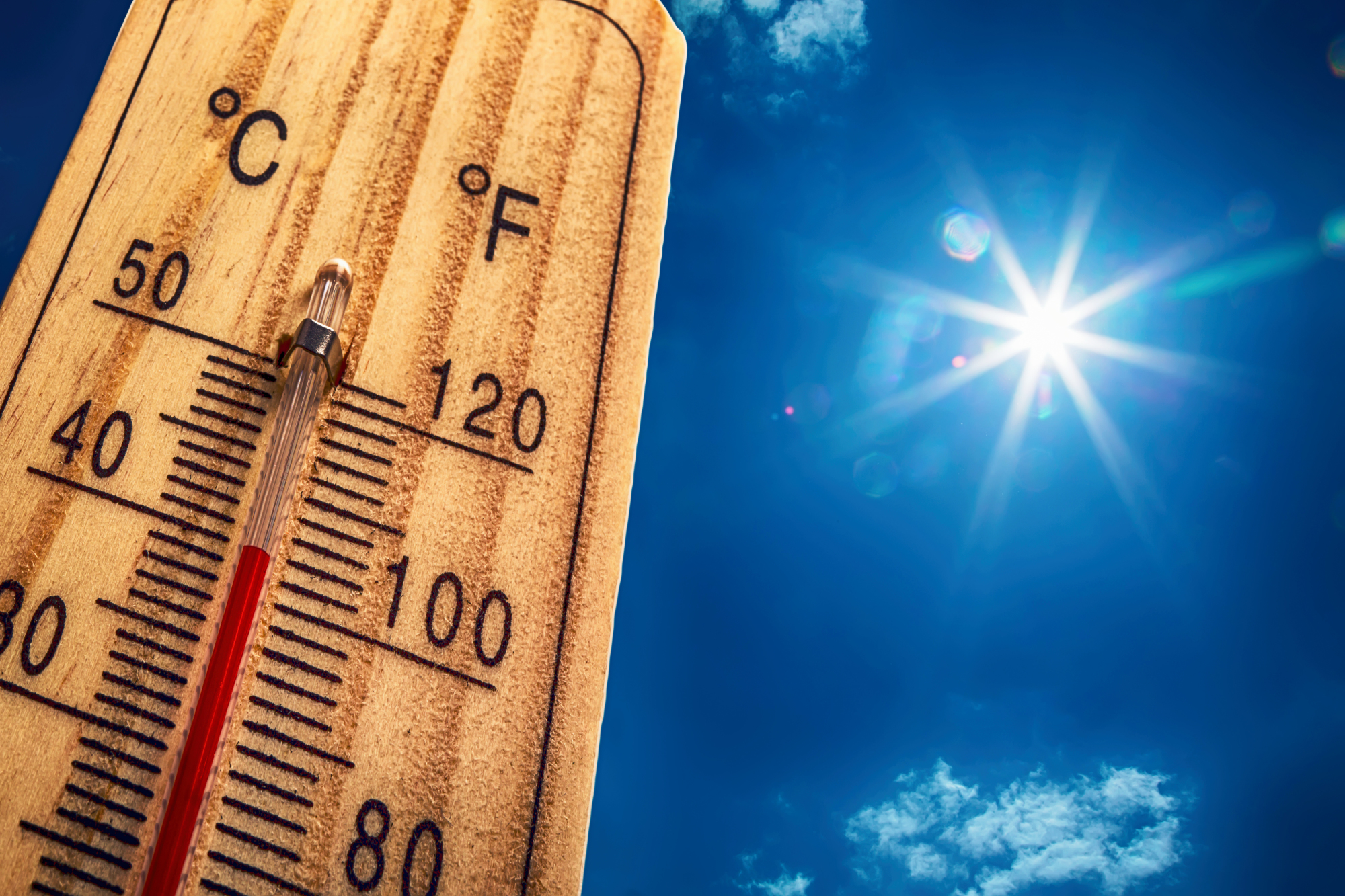 Un thermomètre extérieur indique la température 40