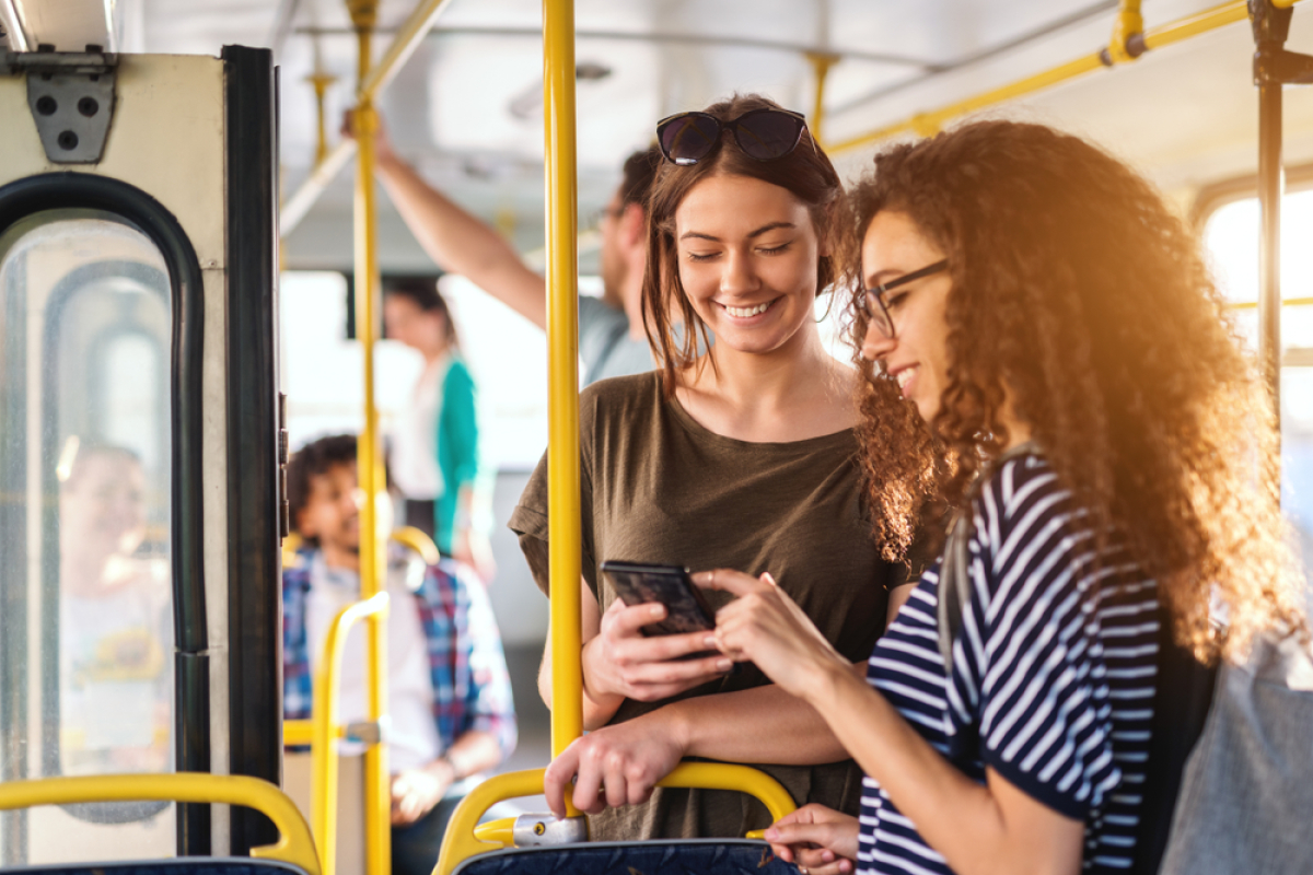  PDU Nantes – Deux jeunes femmes heureuses dans un bus 
