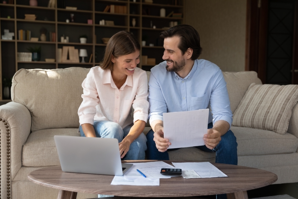 Intérêts intercalaires VEFA – Un couple en train de calculer les intérêts intercalaires de leur prêt