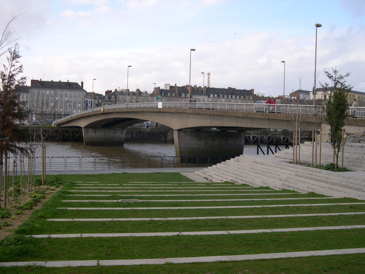 Pont Anne-de-Bretagne – Le pont Anne-de-Bretagne depuis le jardin des Berges