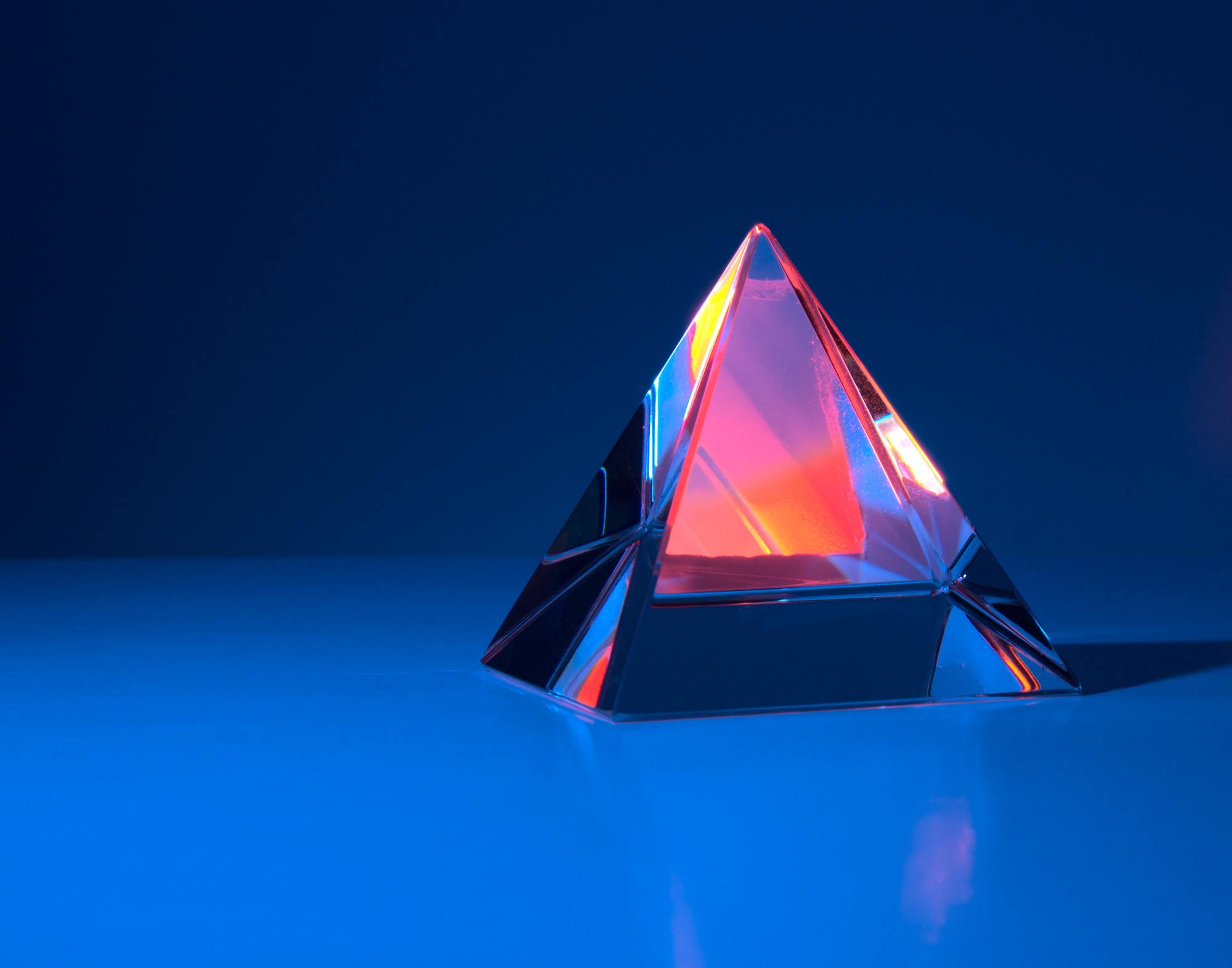 Une pyramide de verre sur fon bleu