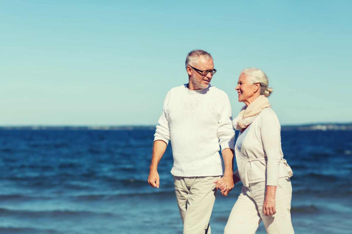 Résidence sénior Nantes – Un couple de sénior qui marche le long de la plage