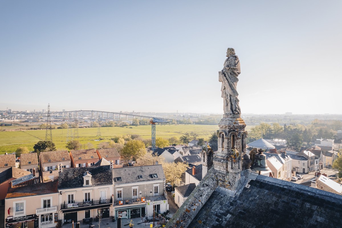 Où habiter autour de Nantes – Vue drone de Bouguenais depuis l’église