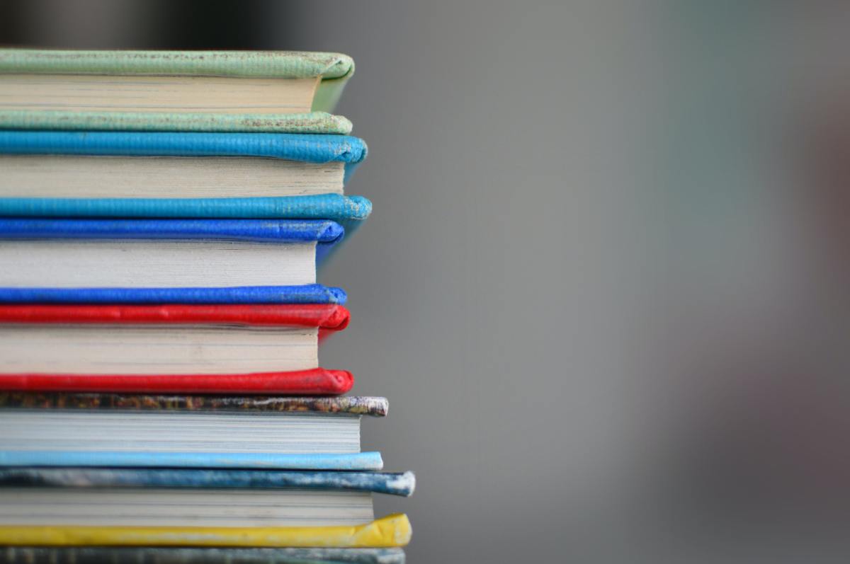 Quartier Breil-Barberie Nantes – Une pile de livres d’école