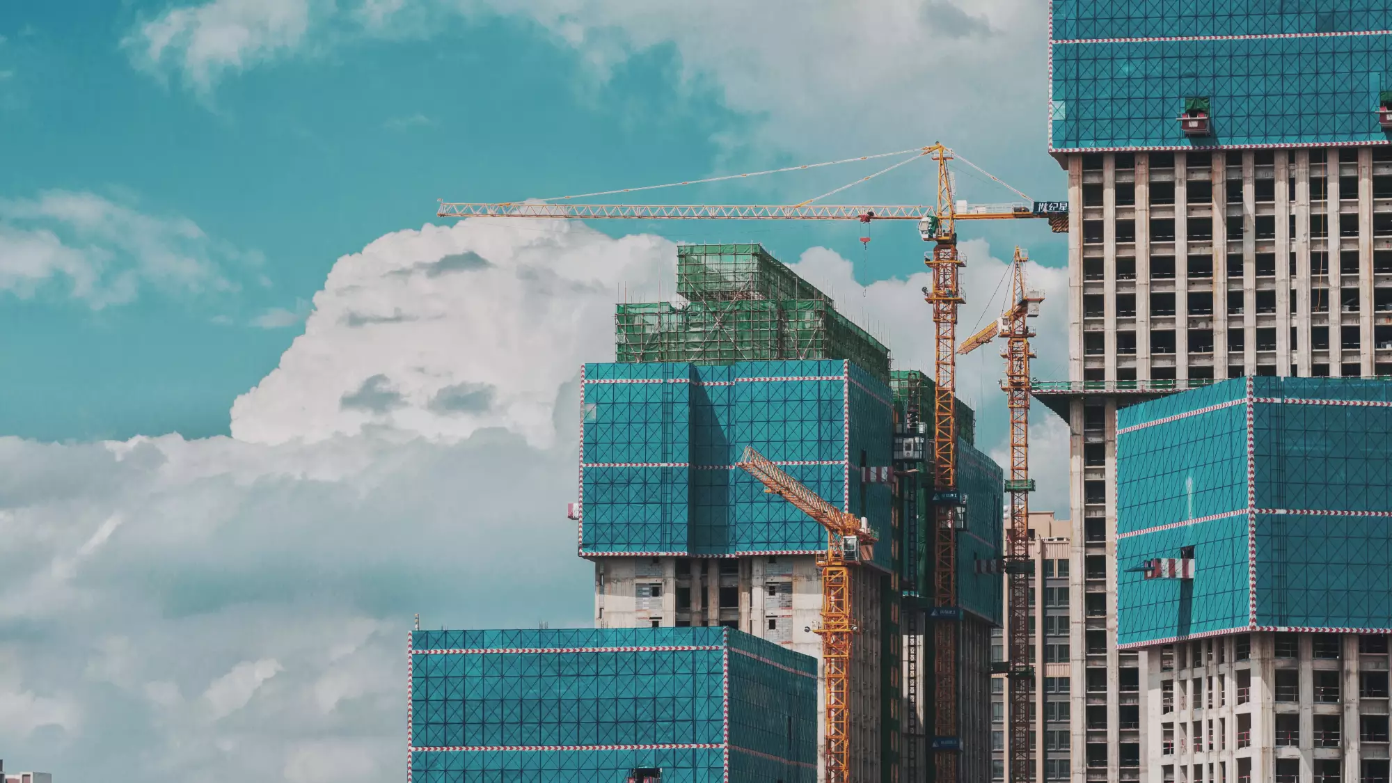 Des grattes-ciel en construction