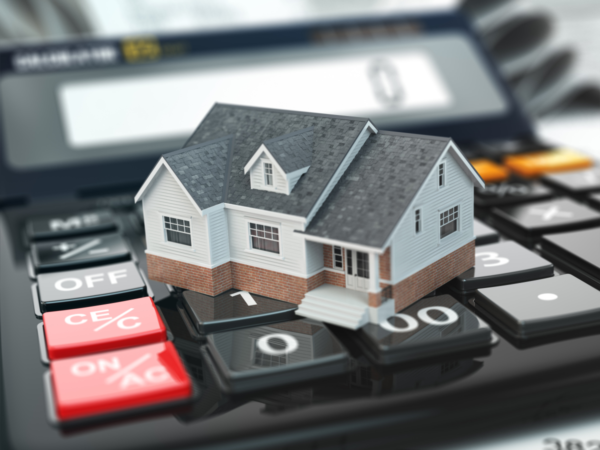 loyer pinel 2024 – maison miniature possée sur une calculatrice