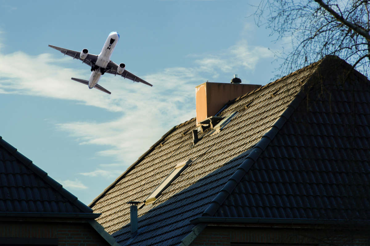 norme acoustique logement neuf – Un avion qui passe au-dessus d’une maison