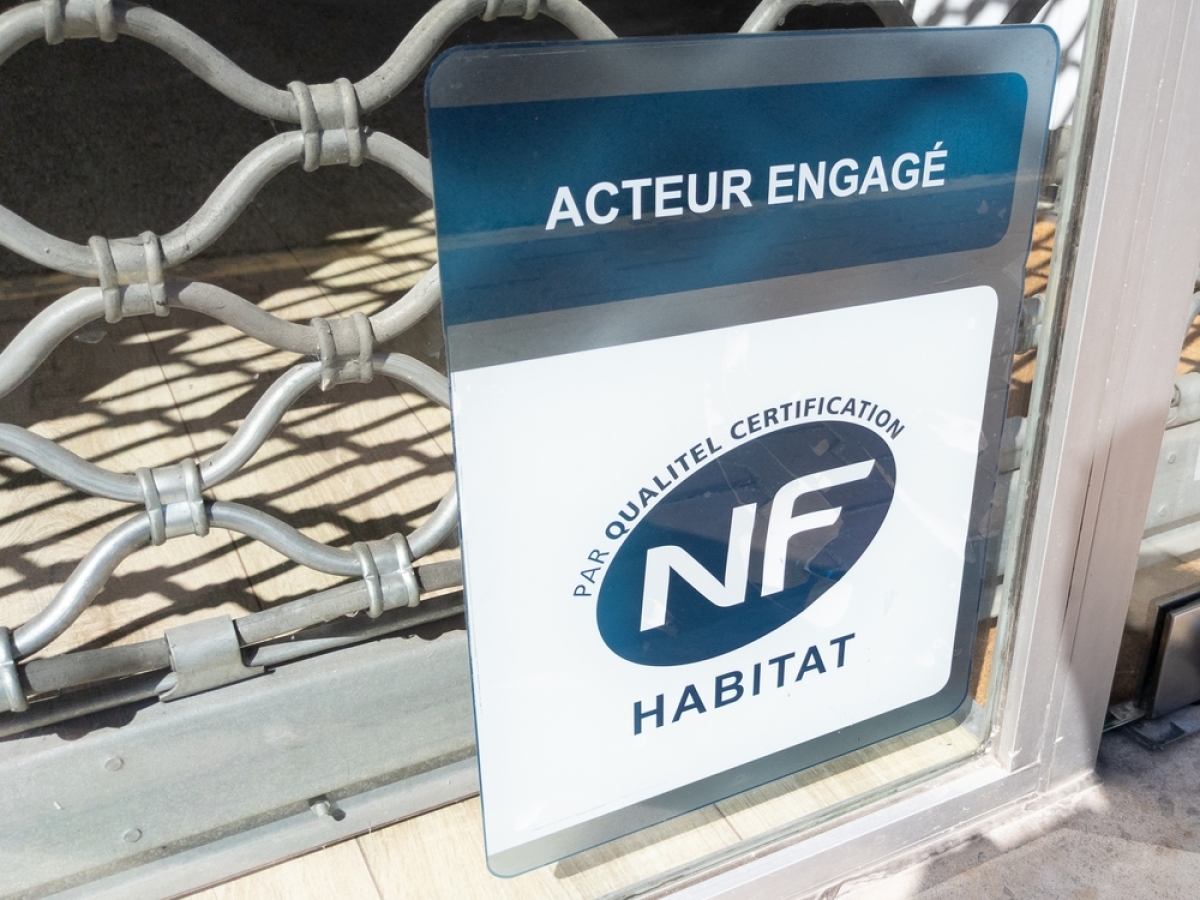  Certification NF Habitat HQE – Sticker NF Habitat sur une vitrine 
