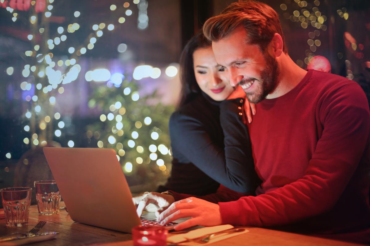  Peut-on négocier le prix d’un appartement neuf – Un couple en train de chercher des informations sur internet 