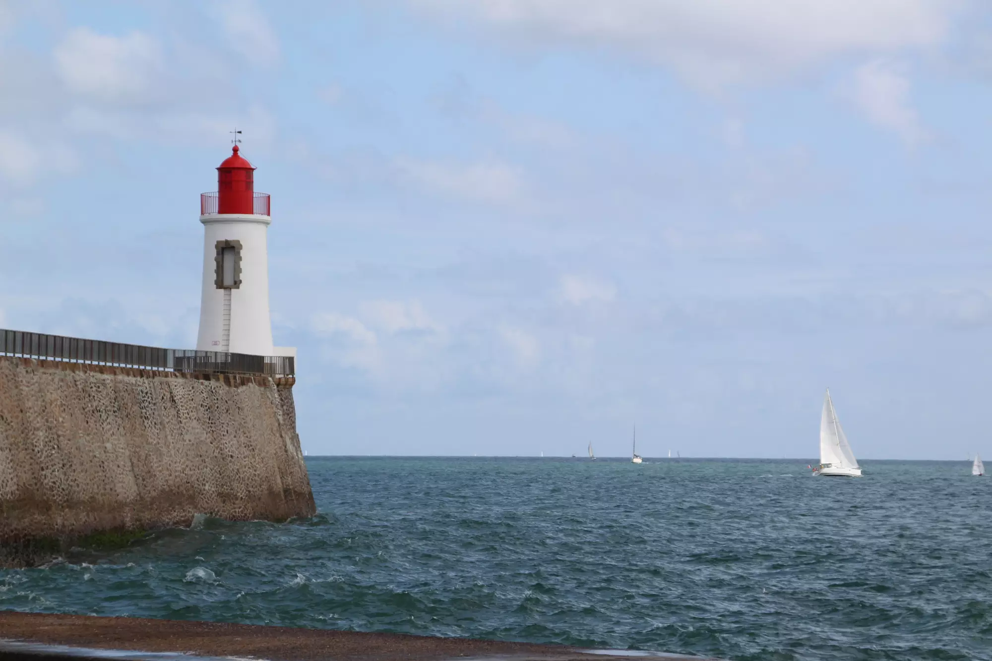 Un phare au bout d'une jettée