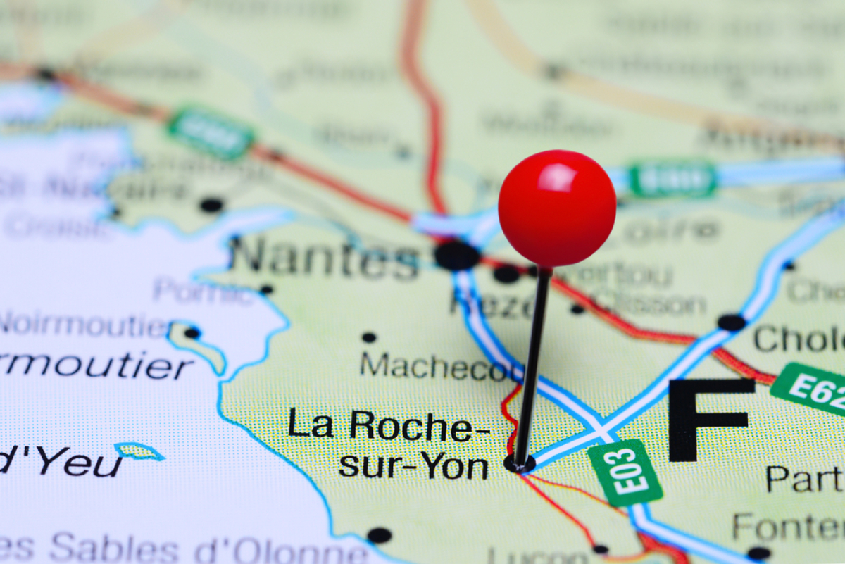  Investissement immobilier Vendée - Carte de France avec une épingle sur la ville de La-Roche-sur-Yon 
