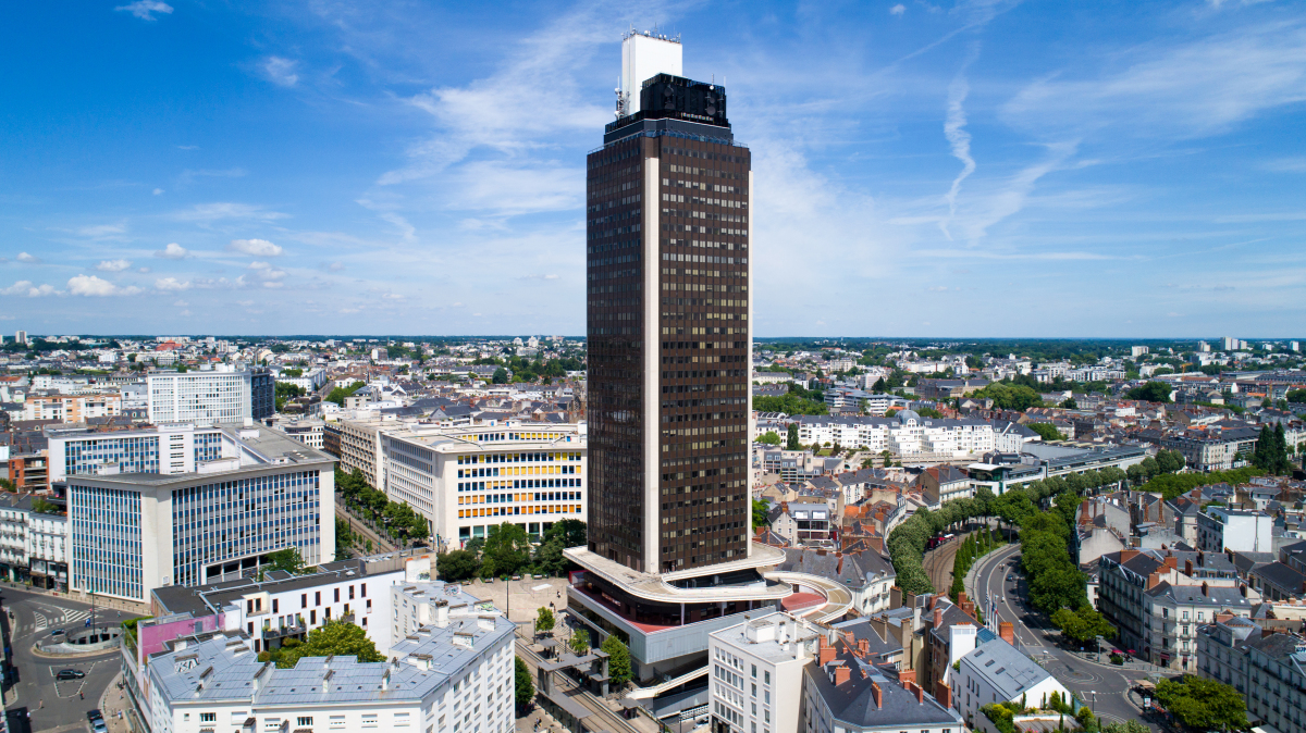 la tour bretagne à nantes se précise – plan large de la tour bretagne