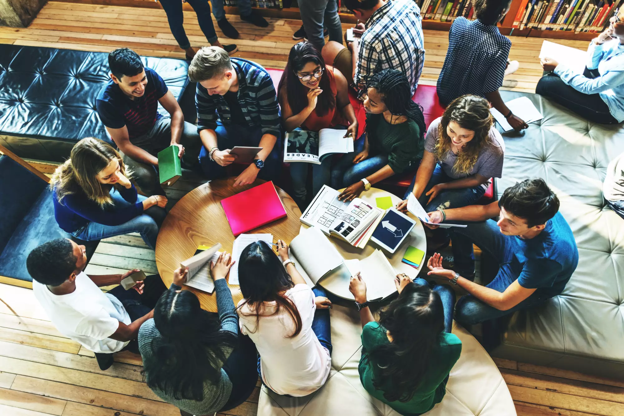 un groupe d’étudiants discutant autour d’une table