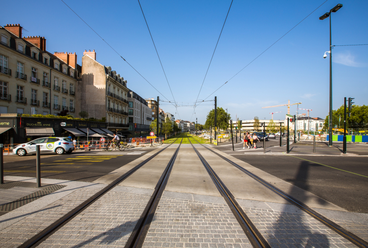 Nouveau tramway Nantes – Vue sur les rails du tramway à Nantes