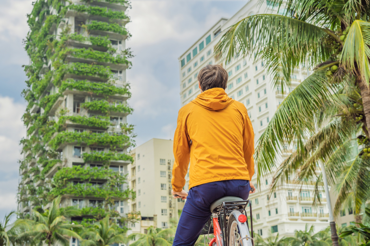  PLUm Nantes Métropole - Un cycliste en train de contempler des bâtiments écologiques, le futur de la construction dans les villes 