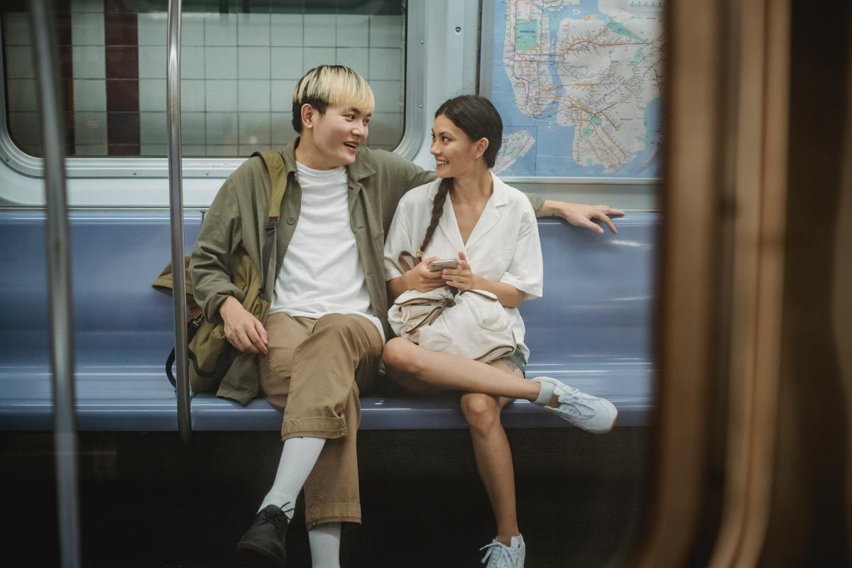  RER Nantes – Un couple souriant dans le RER nantais 