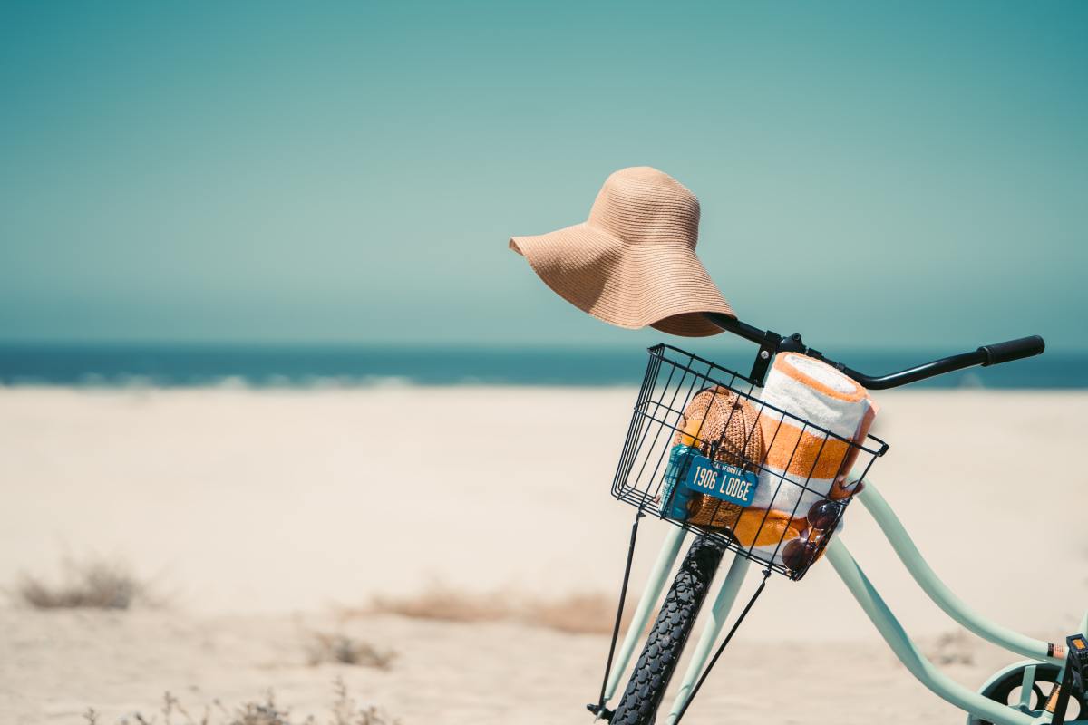 Maison bord de mer Loire-Atlantique – Une bicyclette avec la plage en arrière-plan 