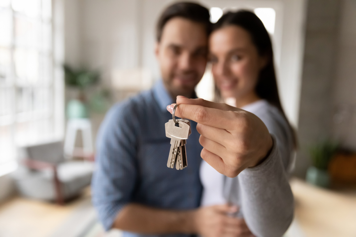 Visite cloison VEFA – Un couple qui vient de recevoir les clés de son logement 