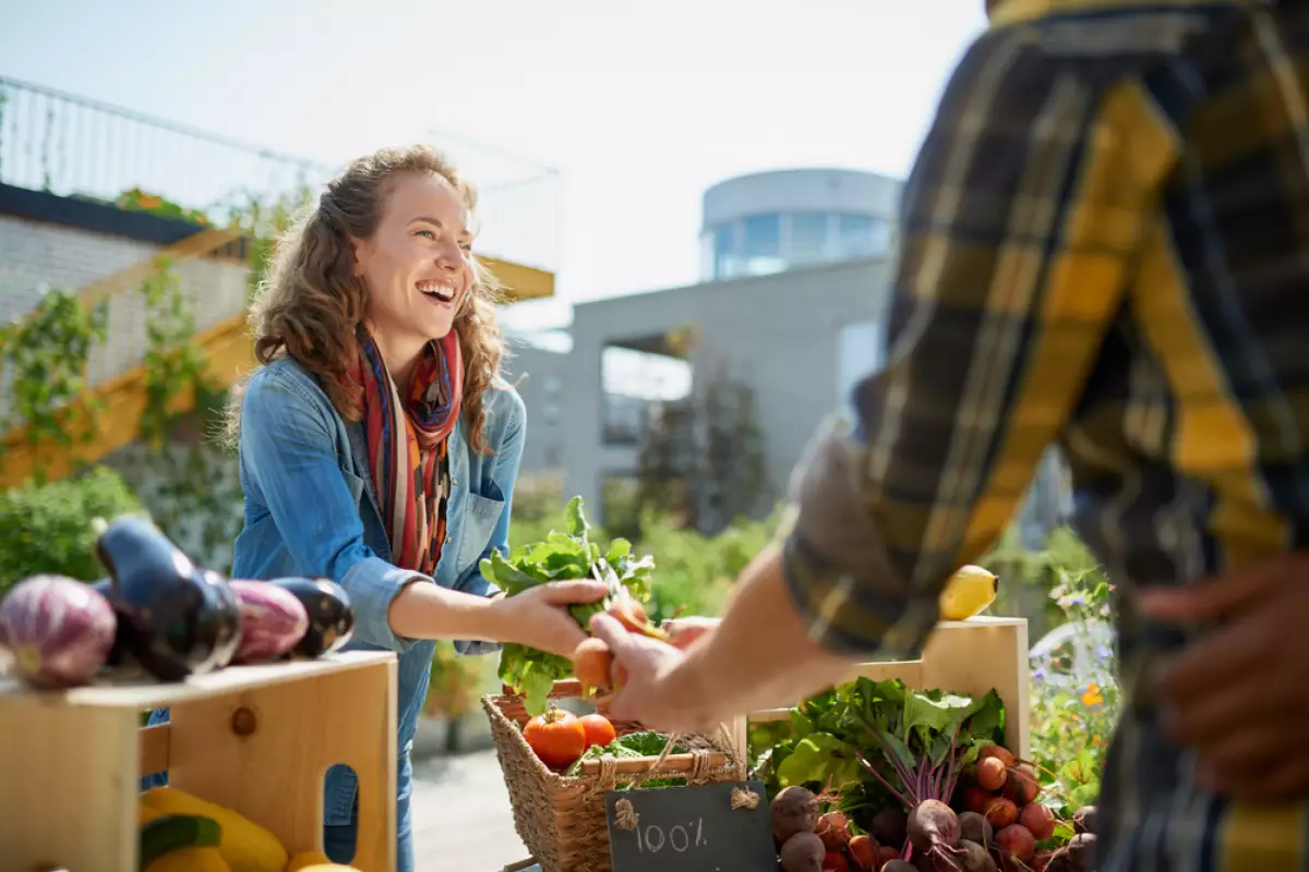 grand débat nantes – une femme vend ses légumes au marché local