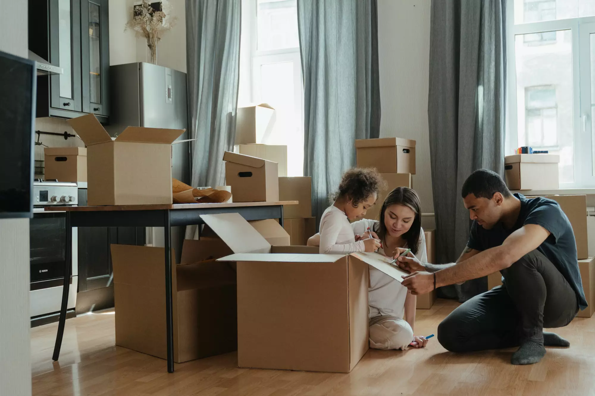 Une famille entrain de déménager