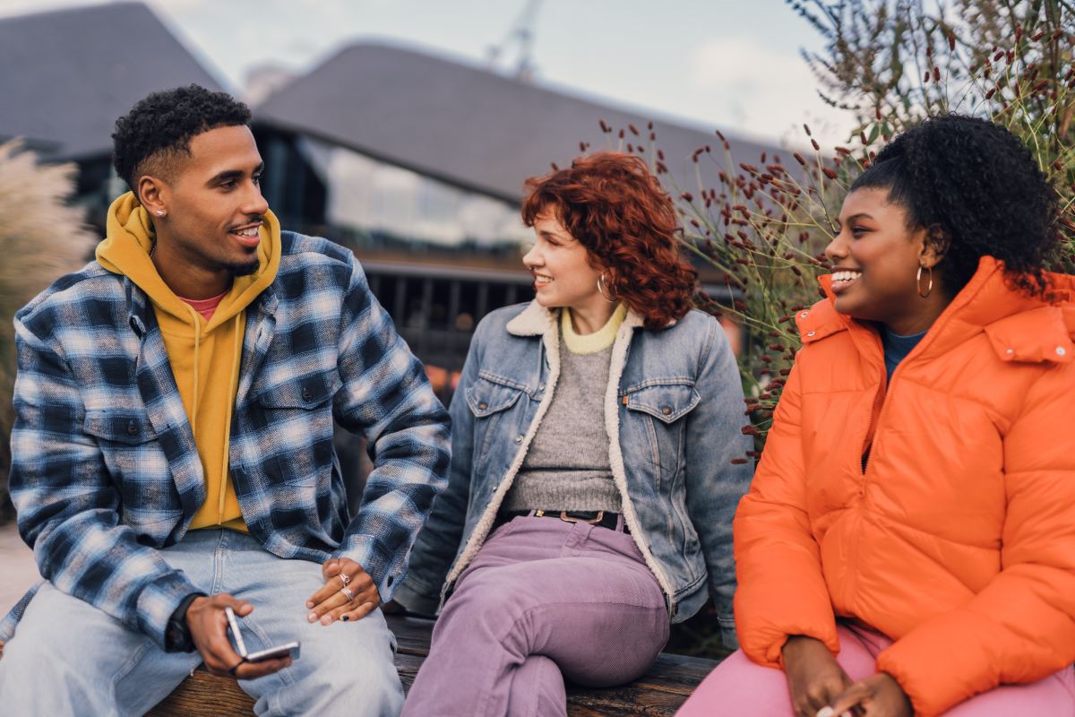 Coliving Nantes – Des jeunes actifs en train de prendre l’air sur la terrasse de leur résidence coliving 