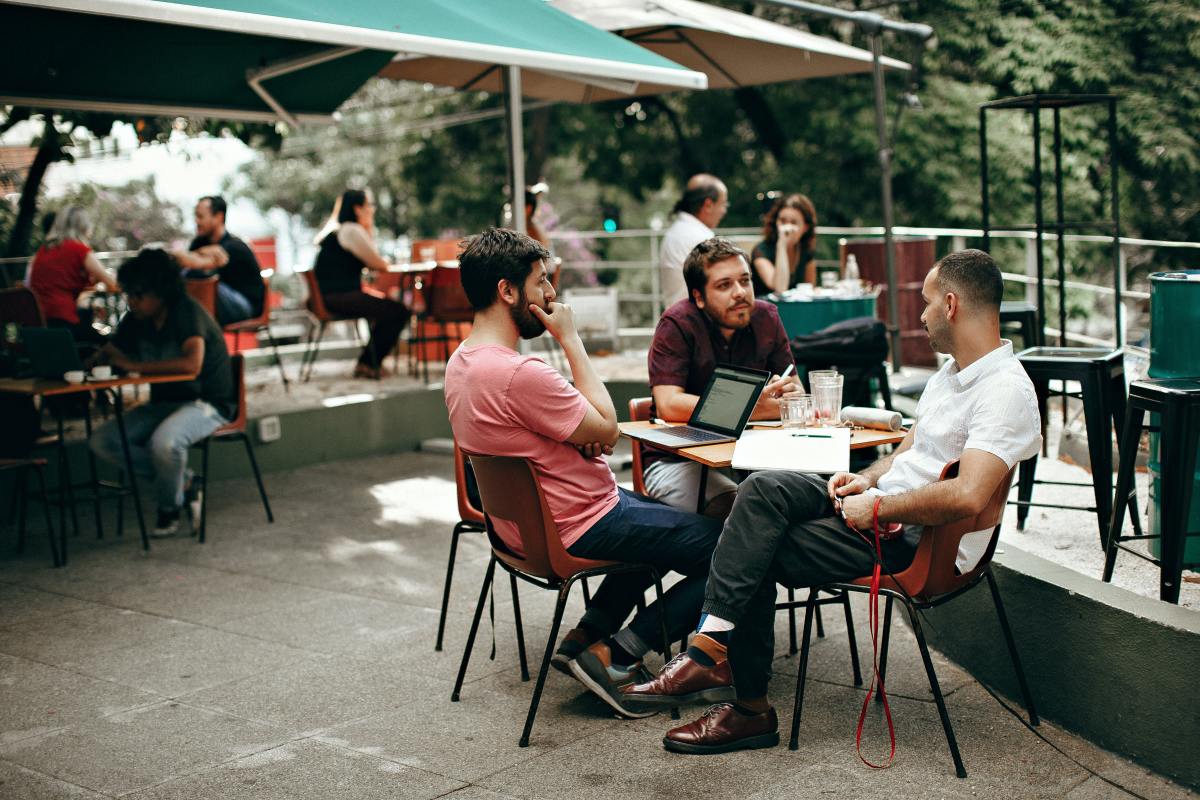  Quartiers 2030 – Un groupe d’hommes sur la terrasse d’un café 