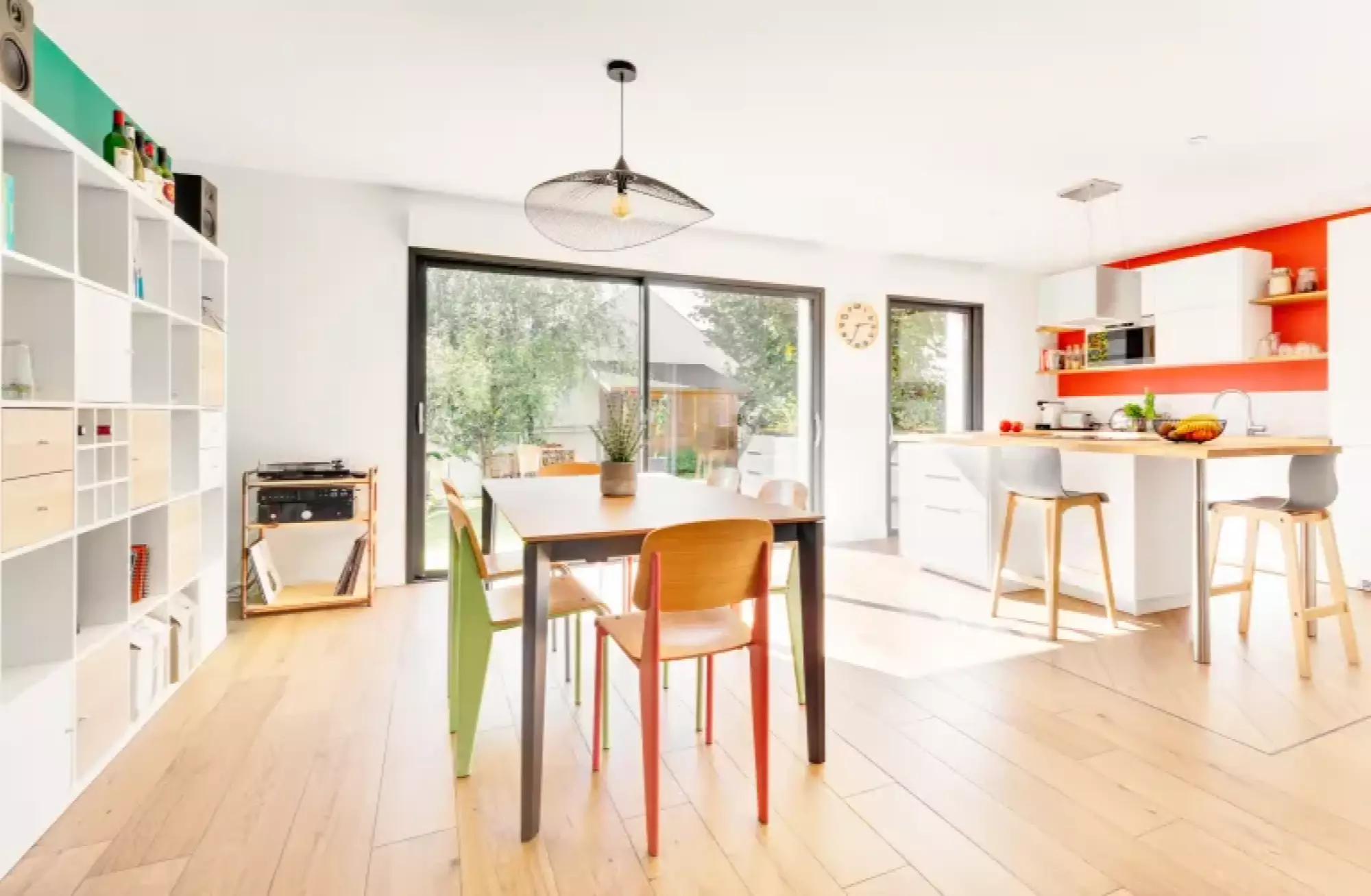 Salle à manger lumineuse d'une maison à Nantes